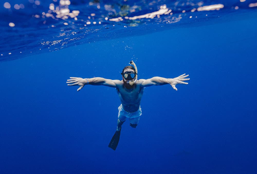 is it safe to go snorkeling with contact lenses