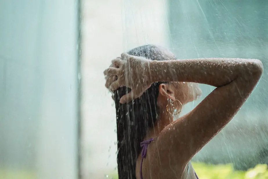 douche chaude après la plongée