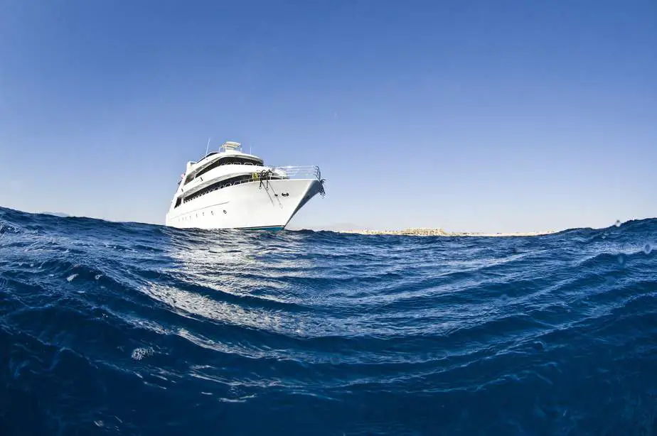 liveaboard diving