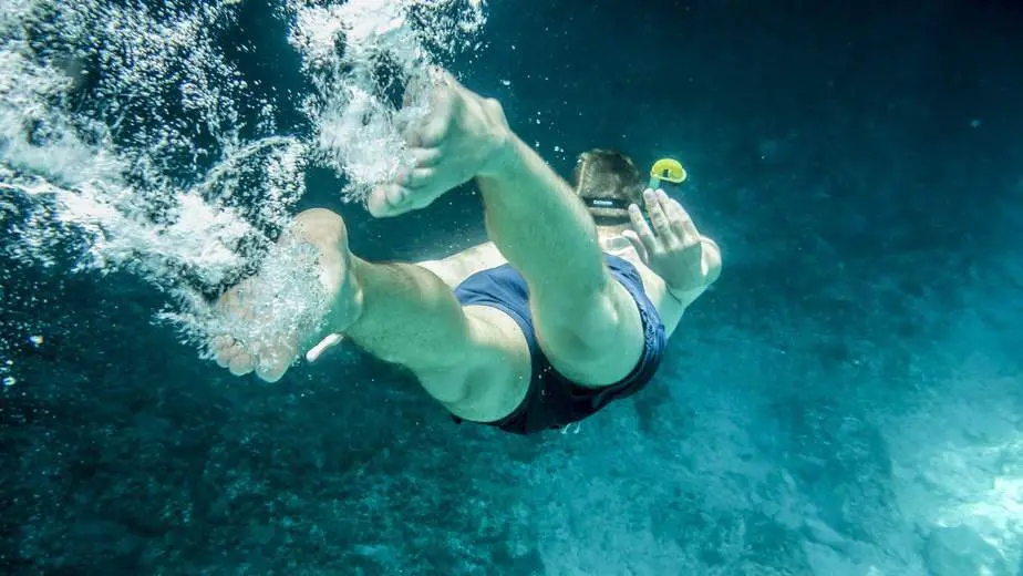 is snorkeling alone safe or dangerous