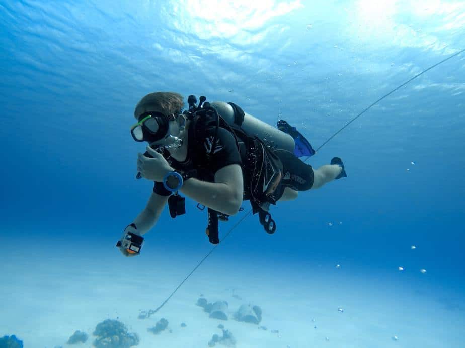 how long can scuba divers stay underwater with a scuba tank