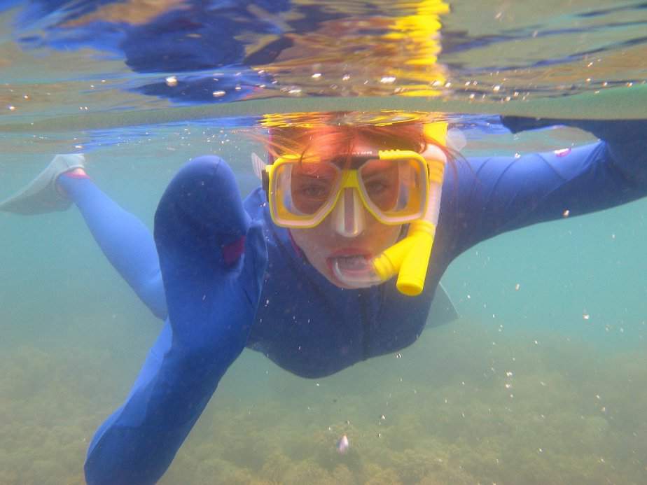 what colors not to wear snorkeling