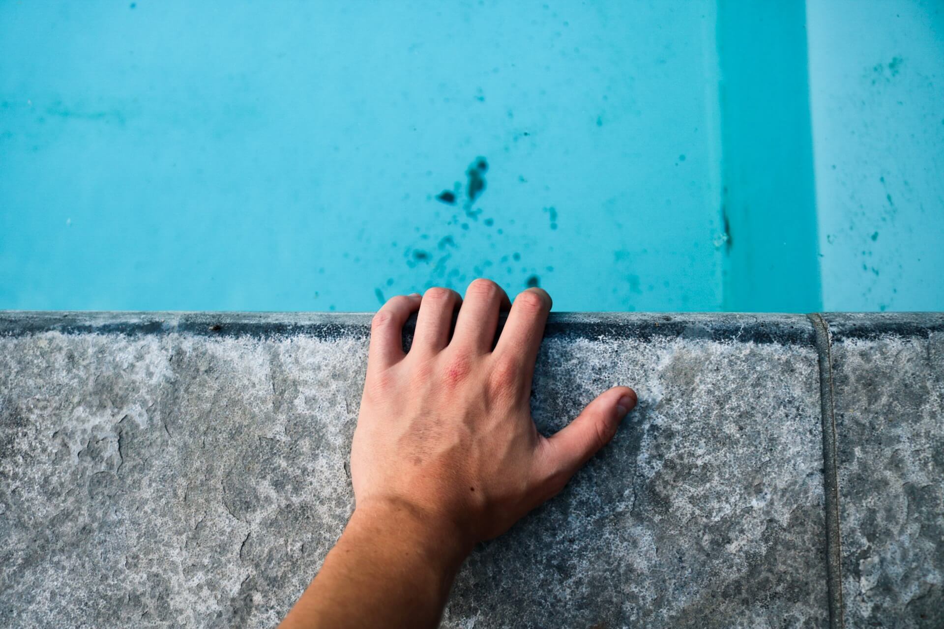How to Get Dirt Out of Pool Without A Vacuum
